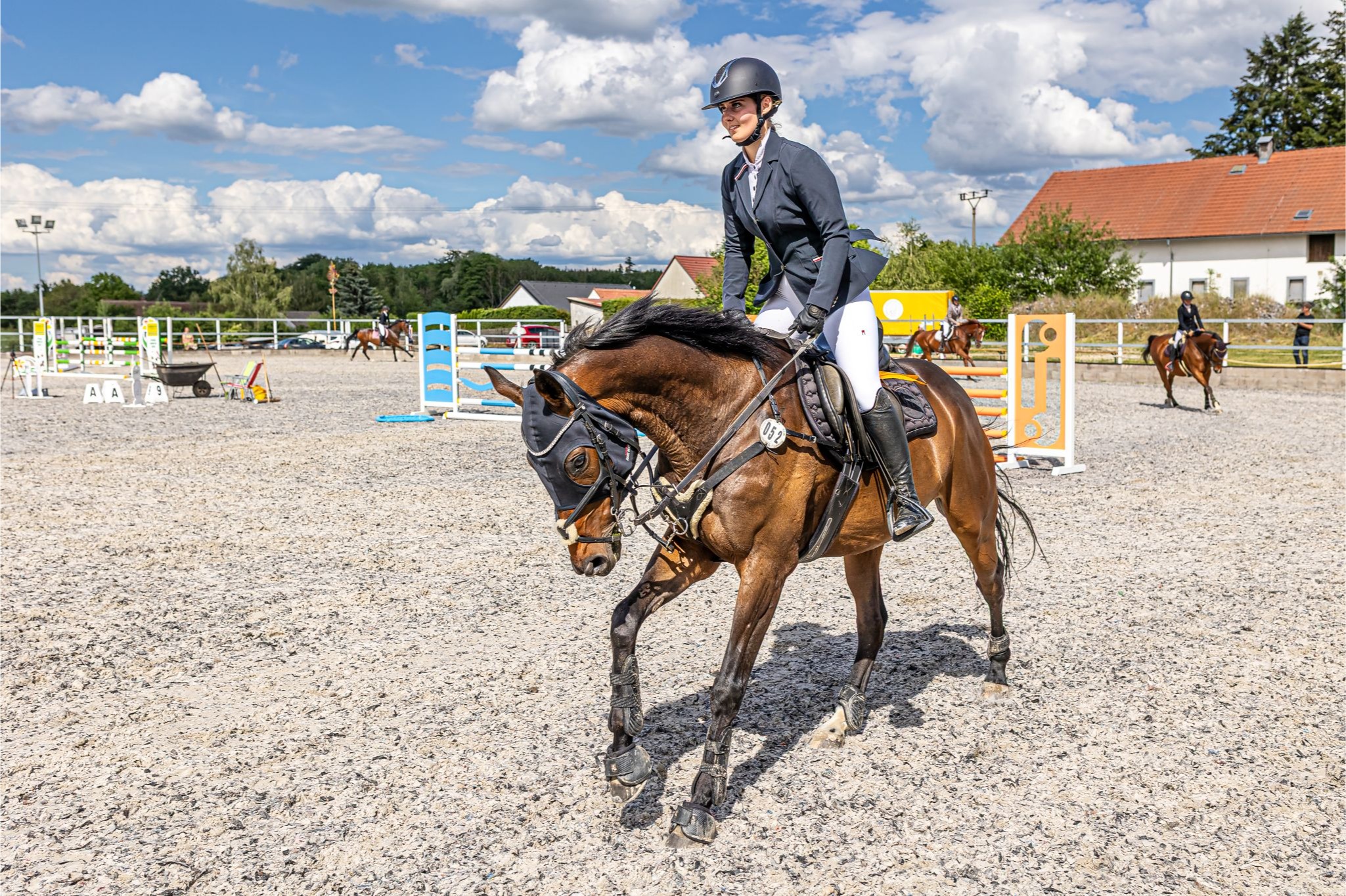 Pelechov hostil 120 dvojic. Slunce svítilo, koně skákali a diváci měli na co koukat