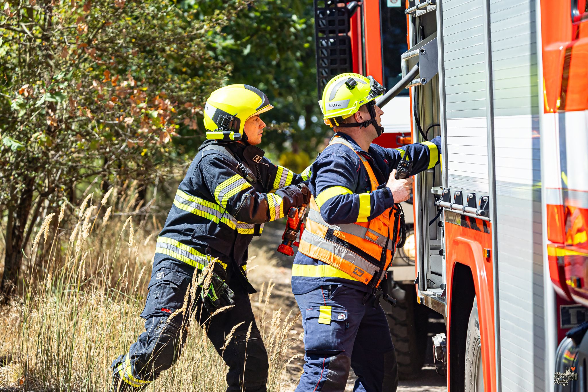 🔥 12:52. HOŘÍ LES. Závodní den se během okamžiku změnil v boj s ohněm