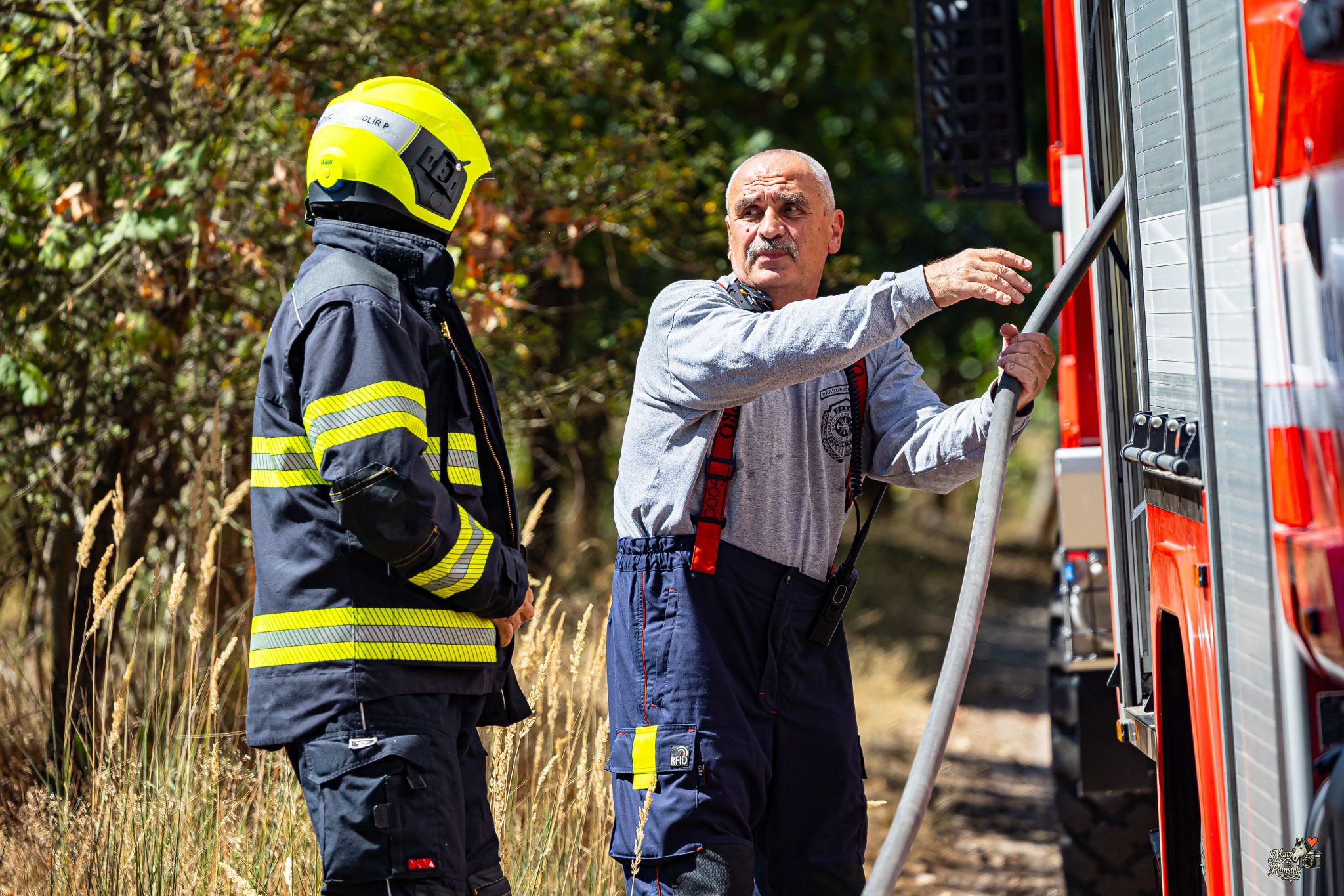 🔥 12:52. HOŘÍ LES. Závodní den se během okamžiku změnil v boj s ohněm