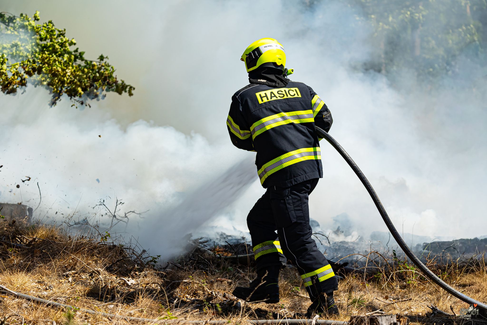 🔥 12:52. HOŘÍ LES. Závodní den se během okamžiku změnil v boj s ohněm