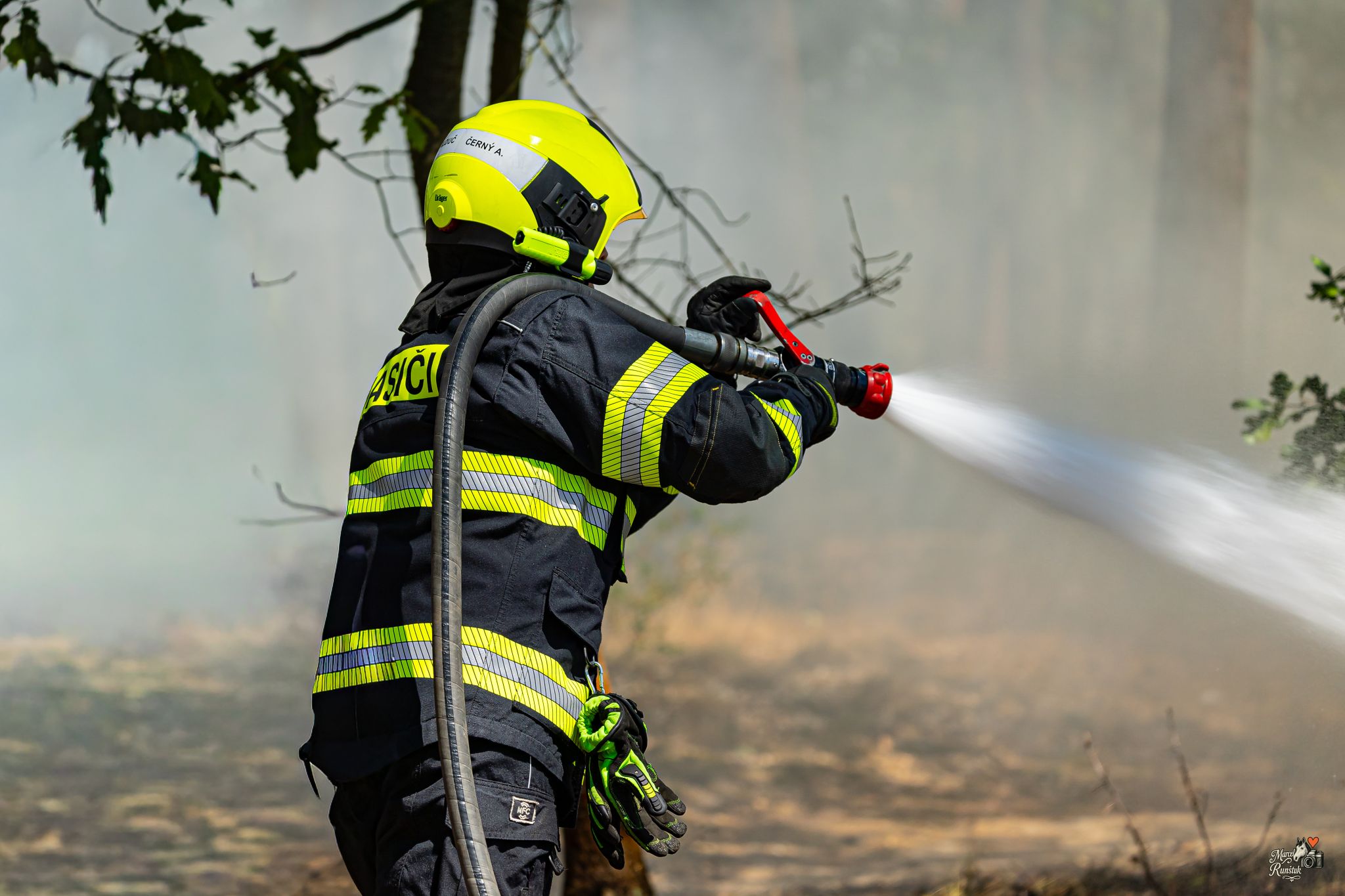 🔥 12:52. HOŘÍ LES. Závodní den se během okamžiku změnil v boj s ohněm