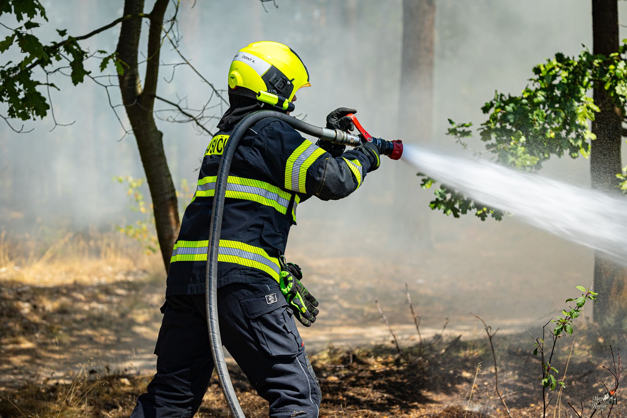 🔥 12:52. HOŘÍ LES. Závodní den se během okamžiku změnil v boj s ohněm