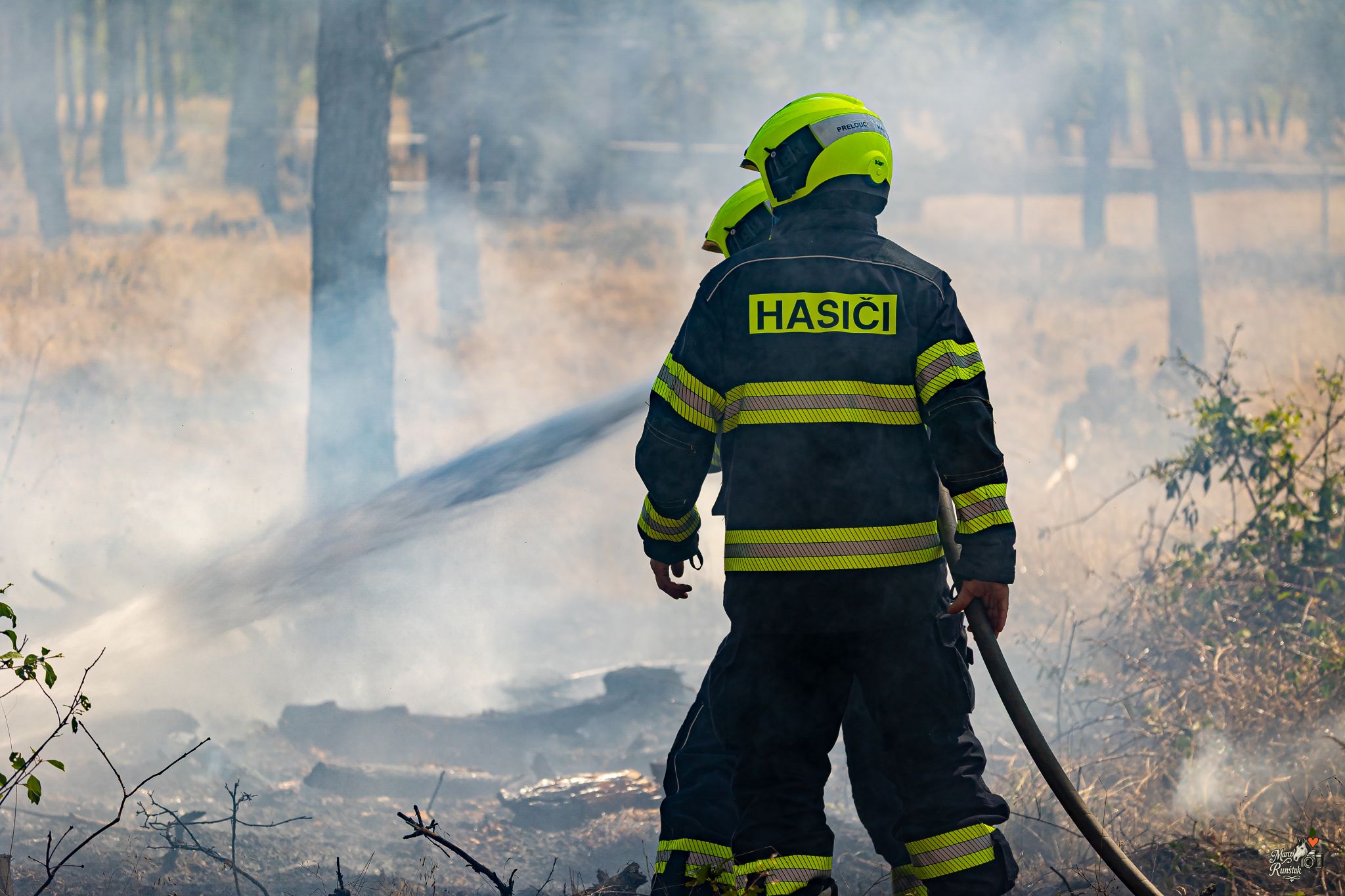 🔥 12:52. HOŘÍ LES. Závodní den se během okamžiku změnil v boj s ohněm