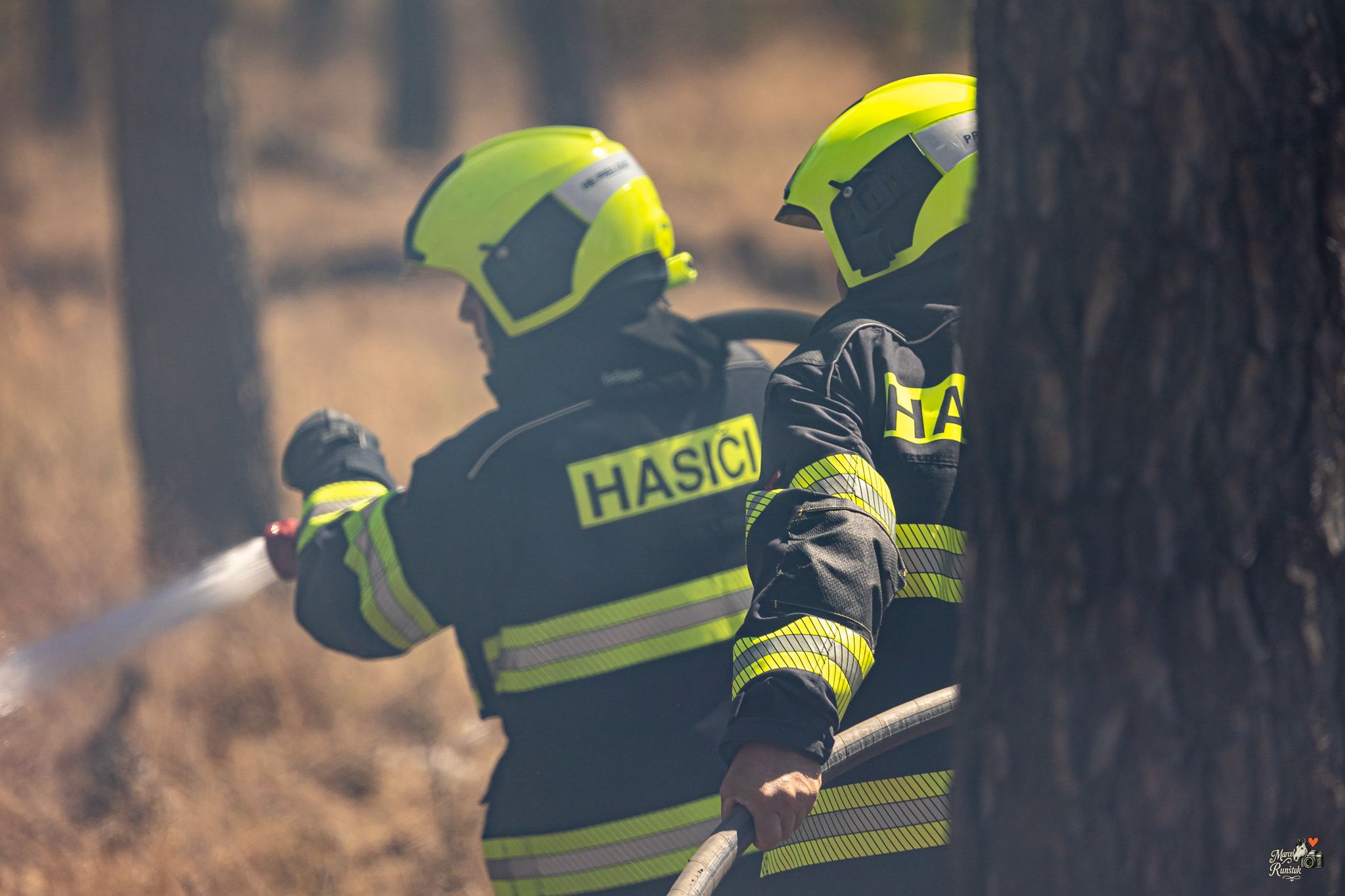 🔥 12:52. HOŘÍ LES. Závodní den se během okamžiku změnil v boj s ohněm