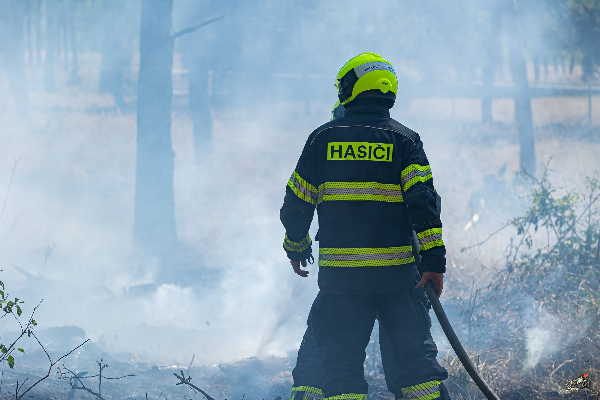 🔥 12:52. HOŘÍ LES. Závodní den se během okamžiku změnil v boj s ohněm