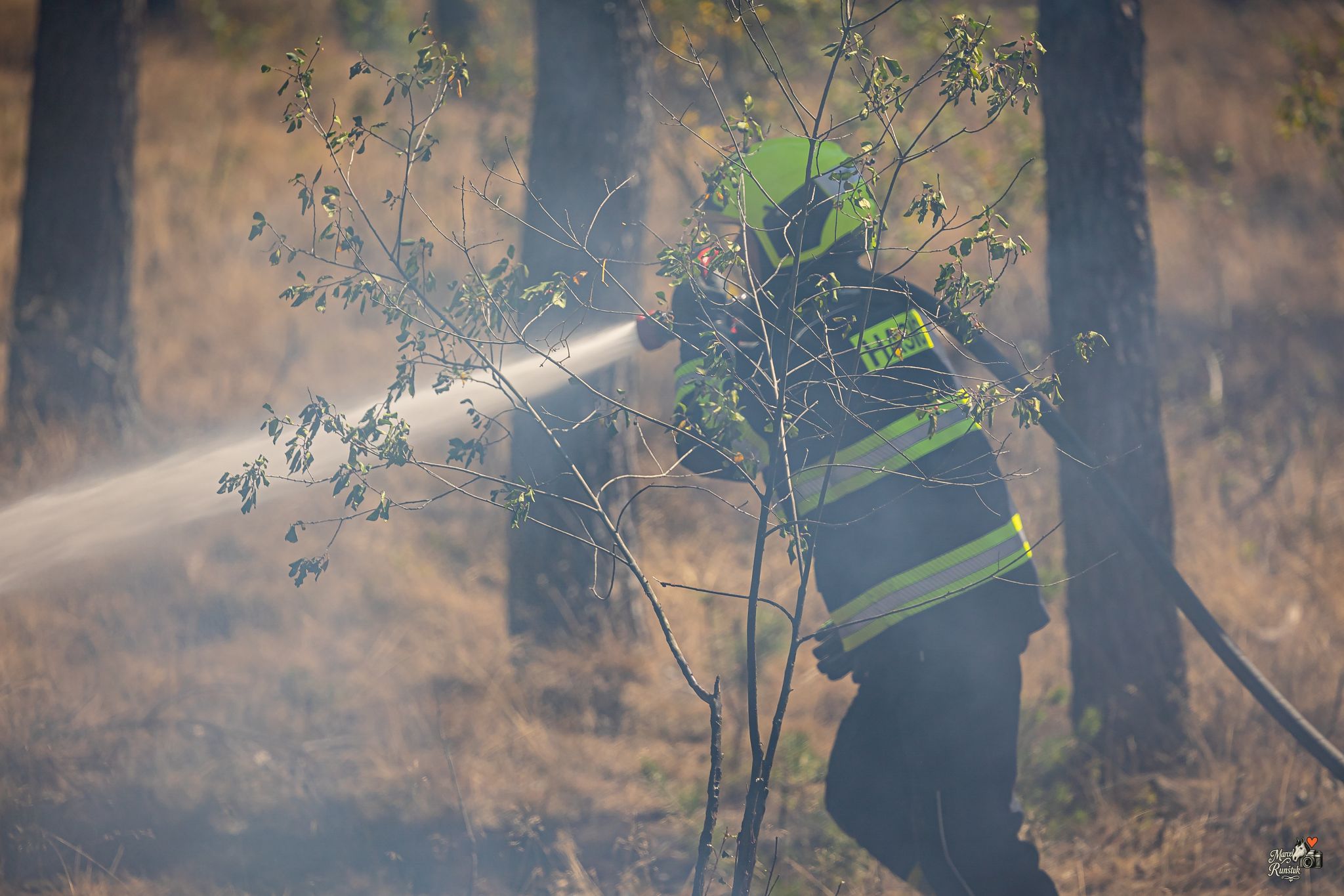 🔥 12:52. HOŘÍ LES. Závodní den se během okamžiku změnil v boj s ohněm