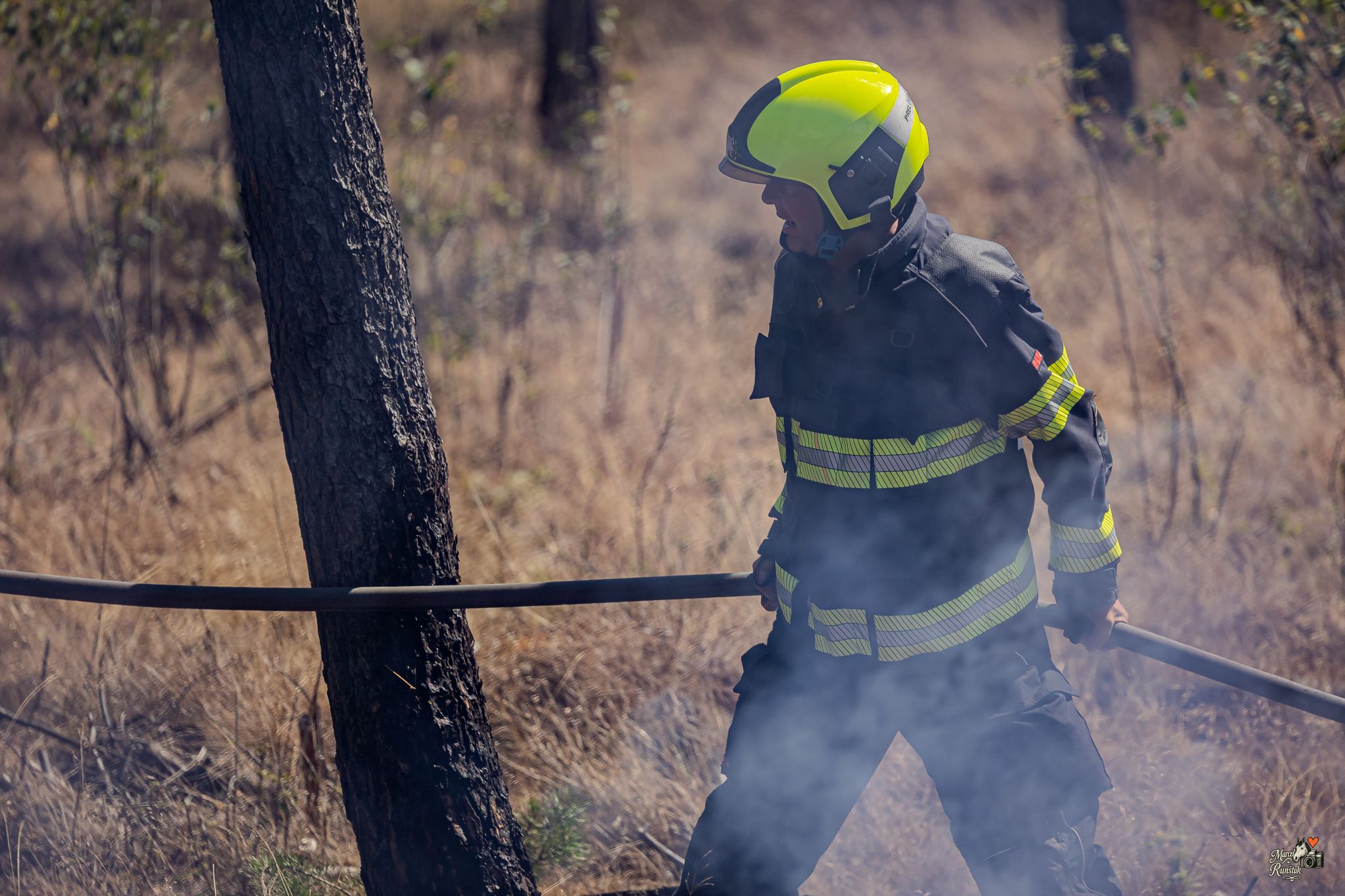 🔥 12:52. HOŘÍ LES. Závodní den se během okamžiku změnil v boj s ohněm