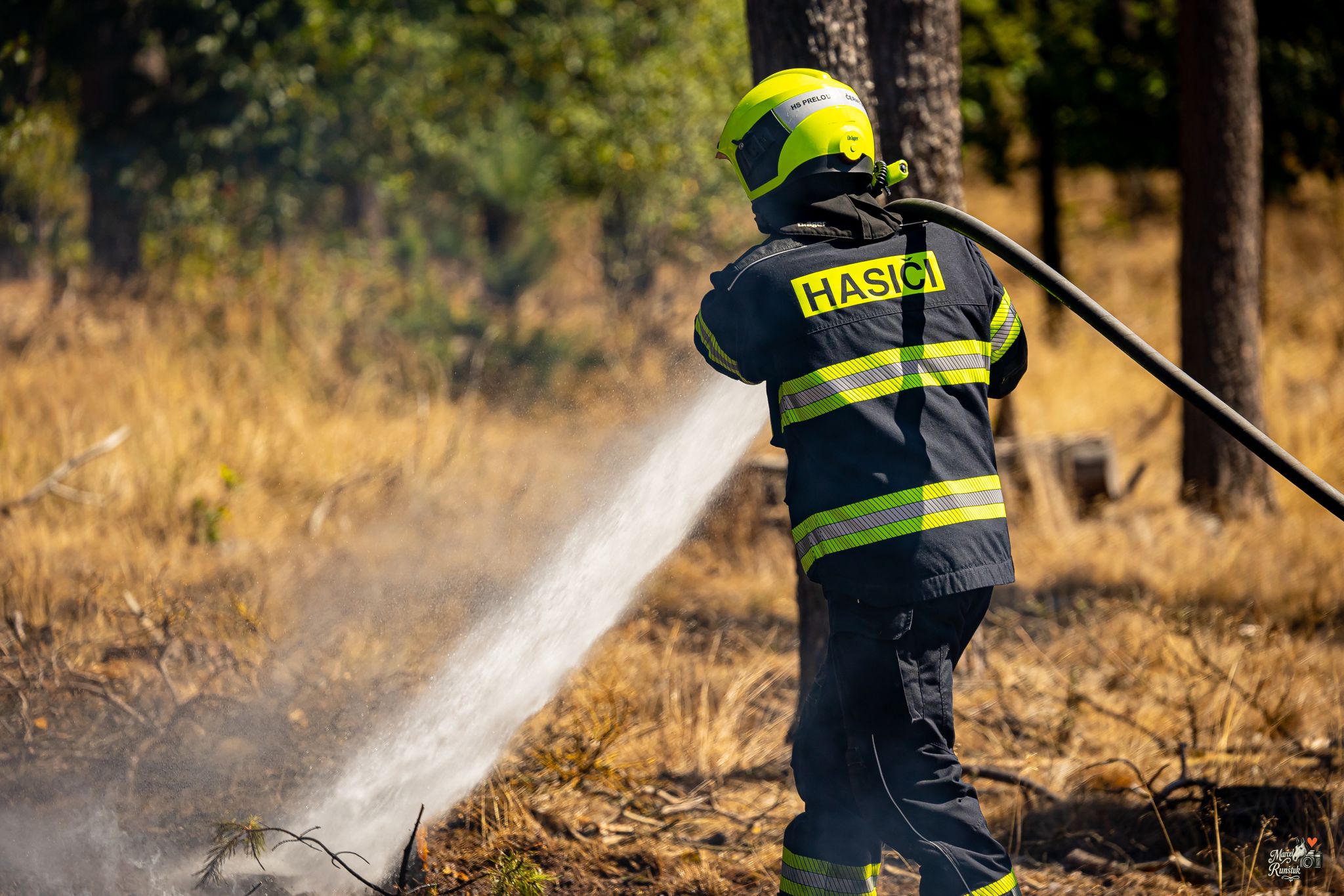 🔥 12:52. HOŘÍ LES. Závodní den se během okamžiku změnil v boj s ohněm