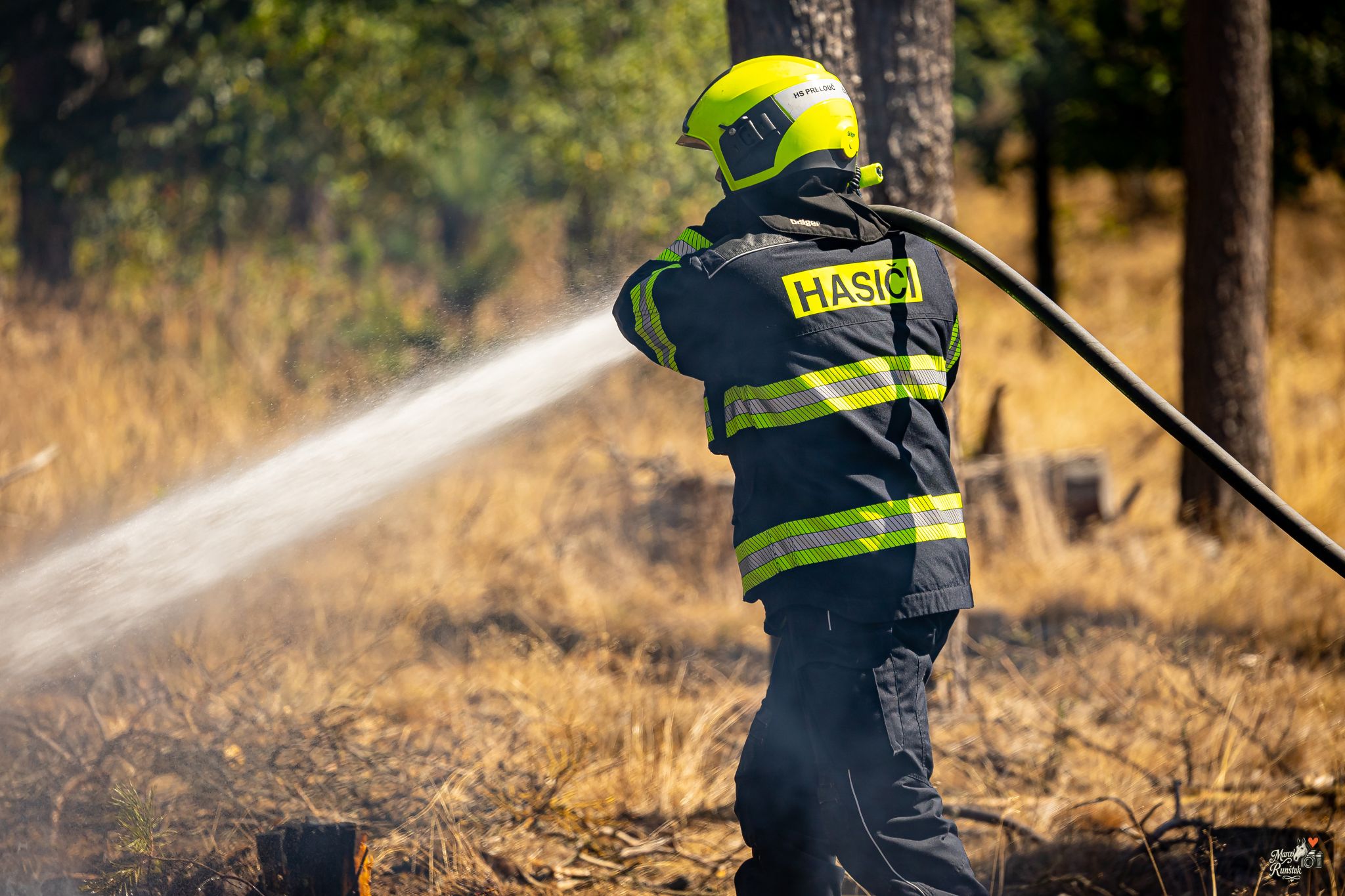 🔥 12:52. HOŘÍ LES. Závodní den se během okamžiku změnil v boj s ohněm