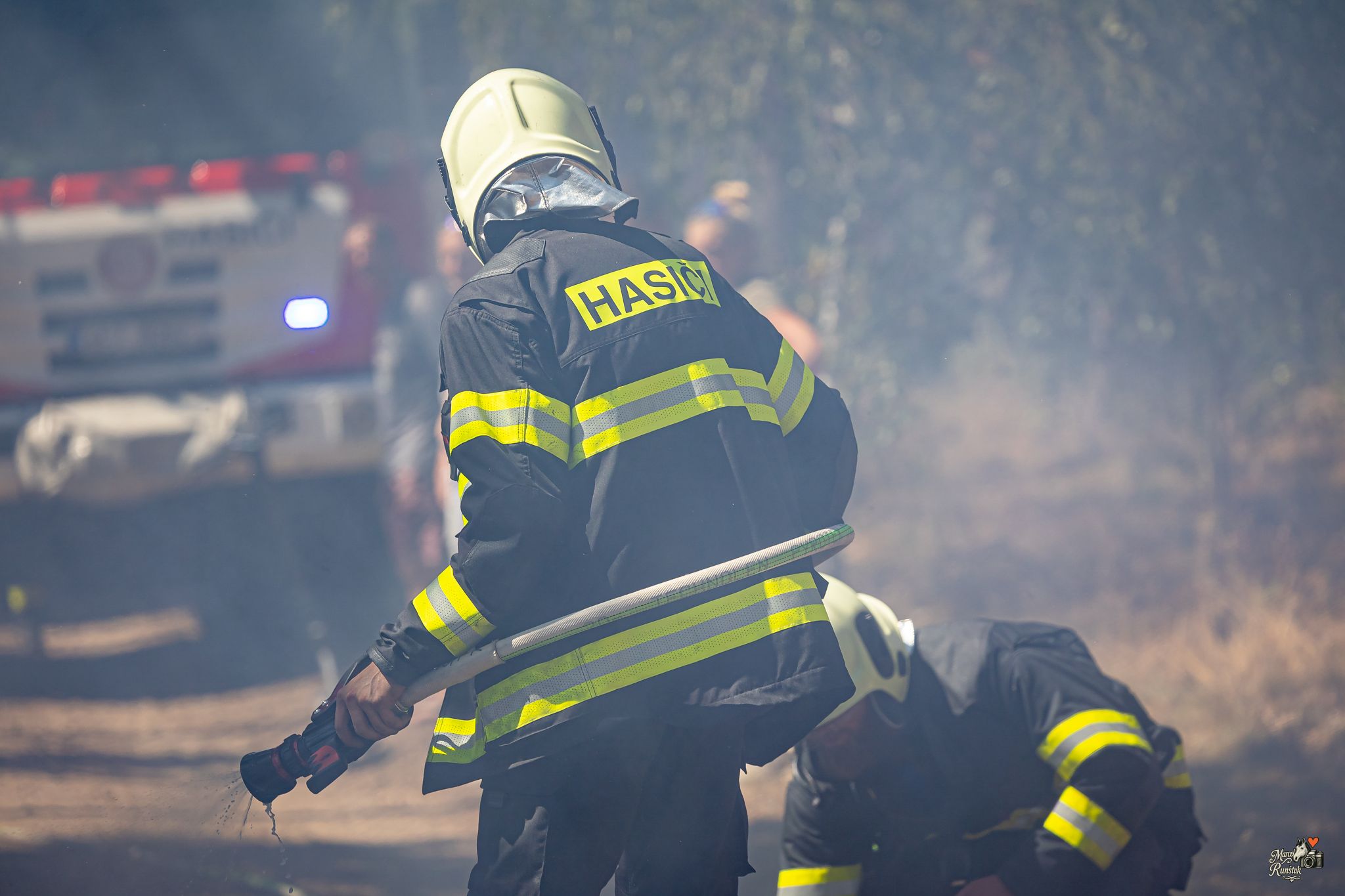 🔥 12:52. HOŘÍ LES. Závodní den se během okamžiku změnil v boj s ohněm