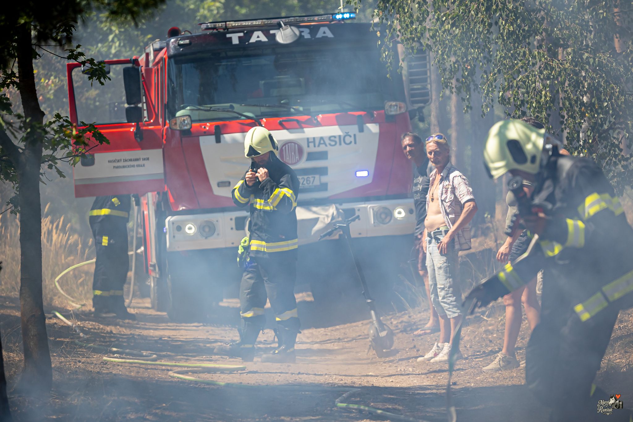 🔥 12:52. HOŘÍ LES. Závodní den se během okamžiku změnil v boj s ohněm
