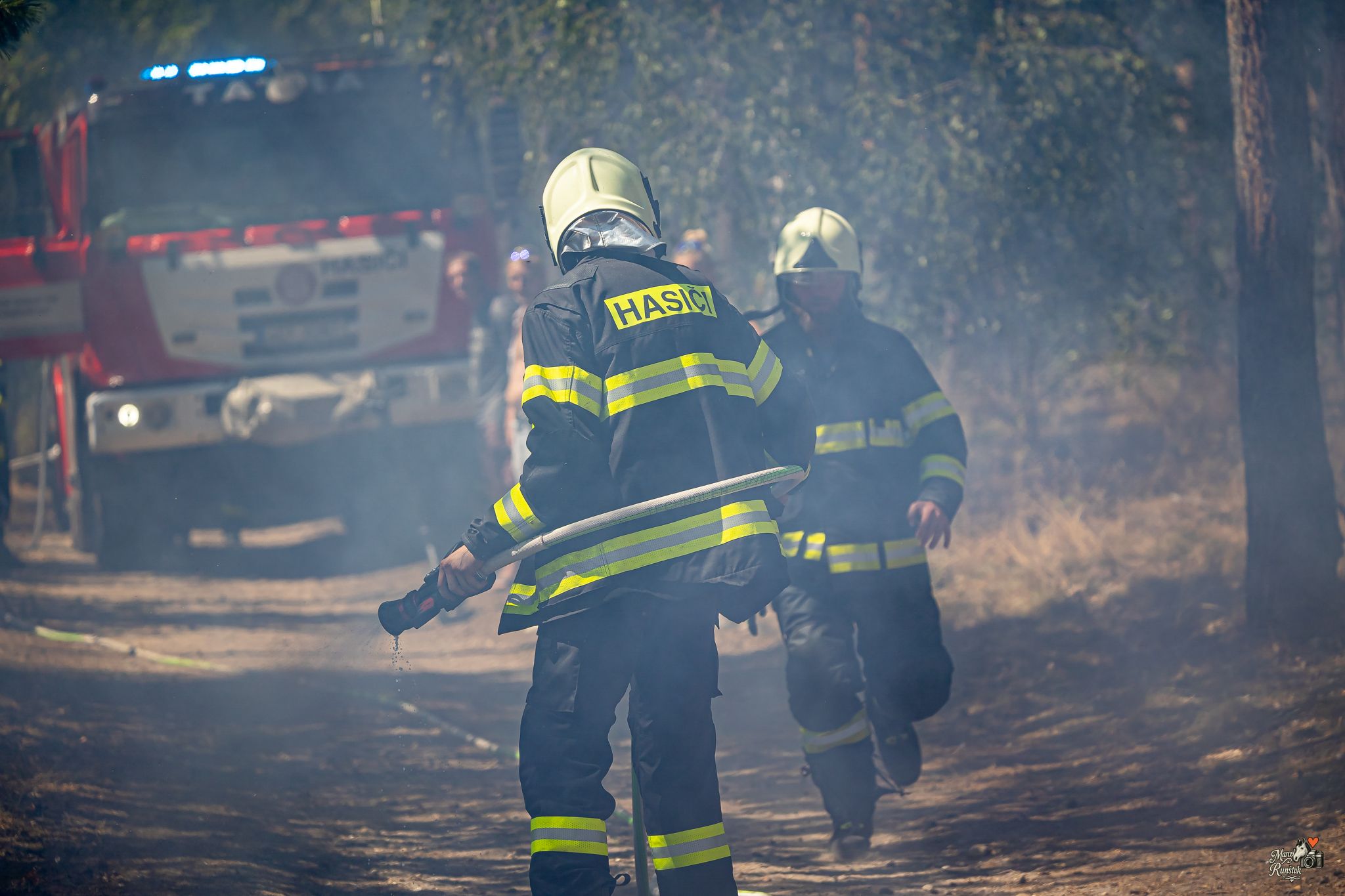 🔥 12:52. HOŘÍ LES. Závodní den se během okamžiku změnil v boj s ohněm