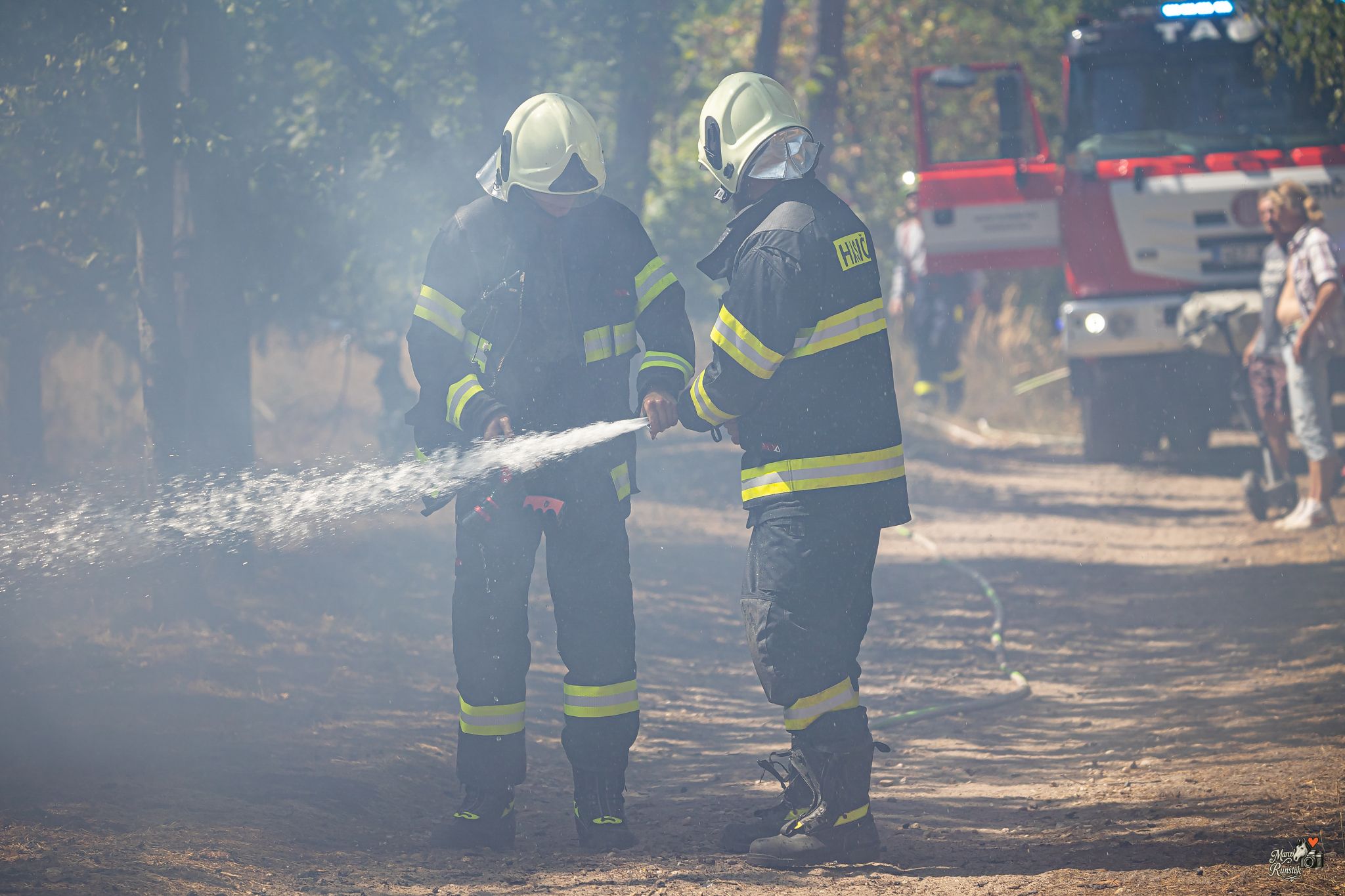 🔥 12:52. HOŘÍ LES. Závodní den se během okamžiku změnil v boj s ohněm