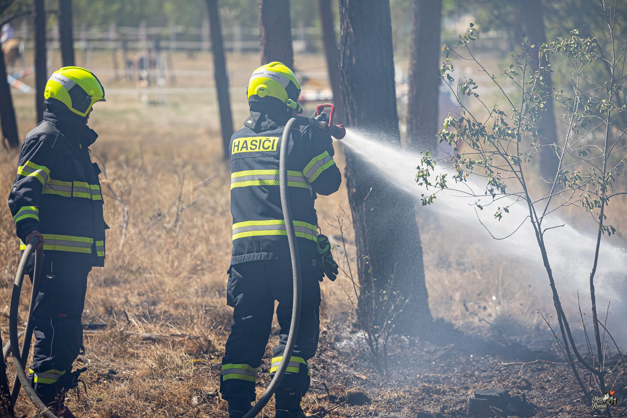 🔥 12:52. HOŘÍ LES. Závodní den se během okamžiku změnil v boj s ohněm