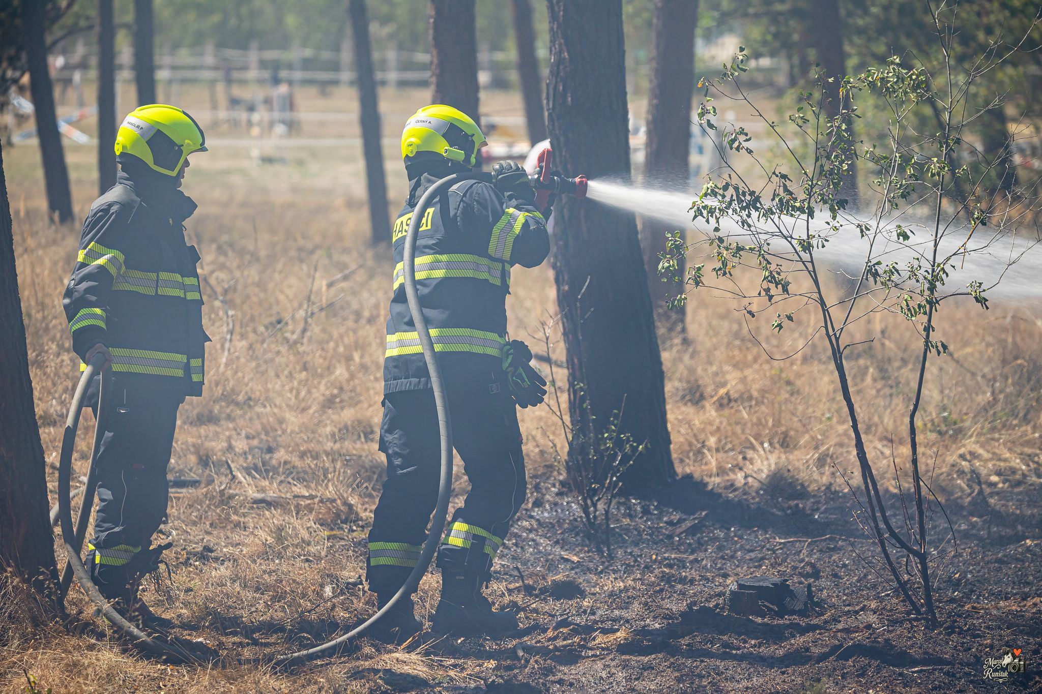 🔥 12:52. HOŘÍ LES. Závodní den se během okamžiku změnil v boj s ohněm