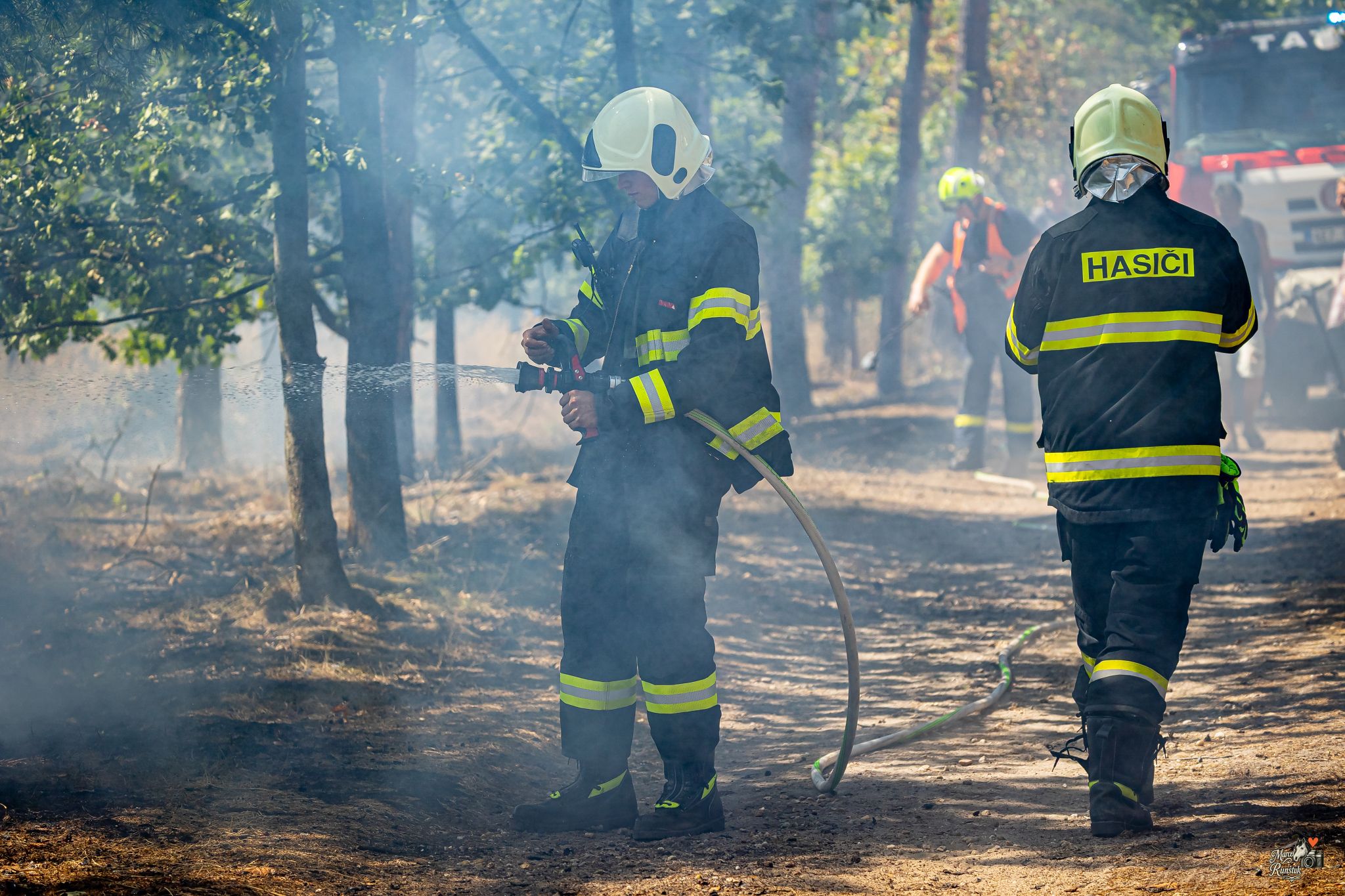 🔥 12:52. HOŘÍ LES. Závodní den se během okamžiku změnil v boj s ohněm