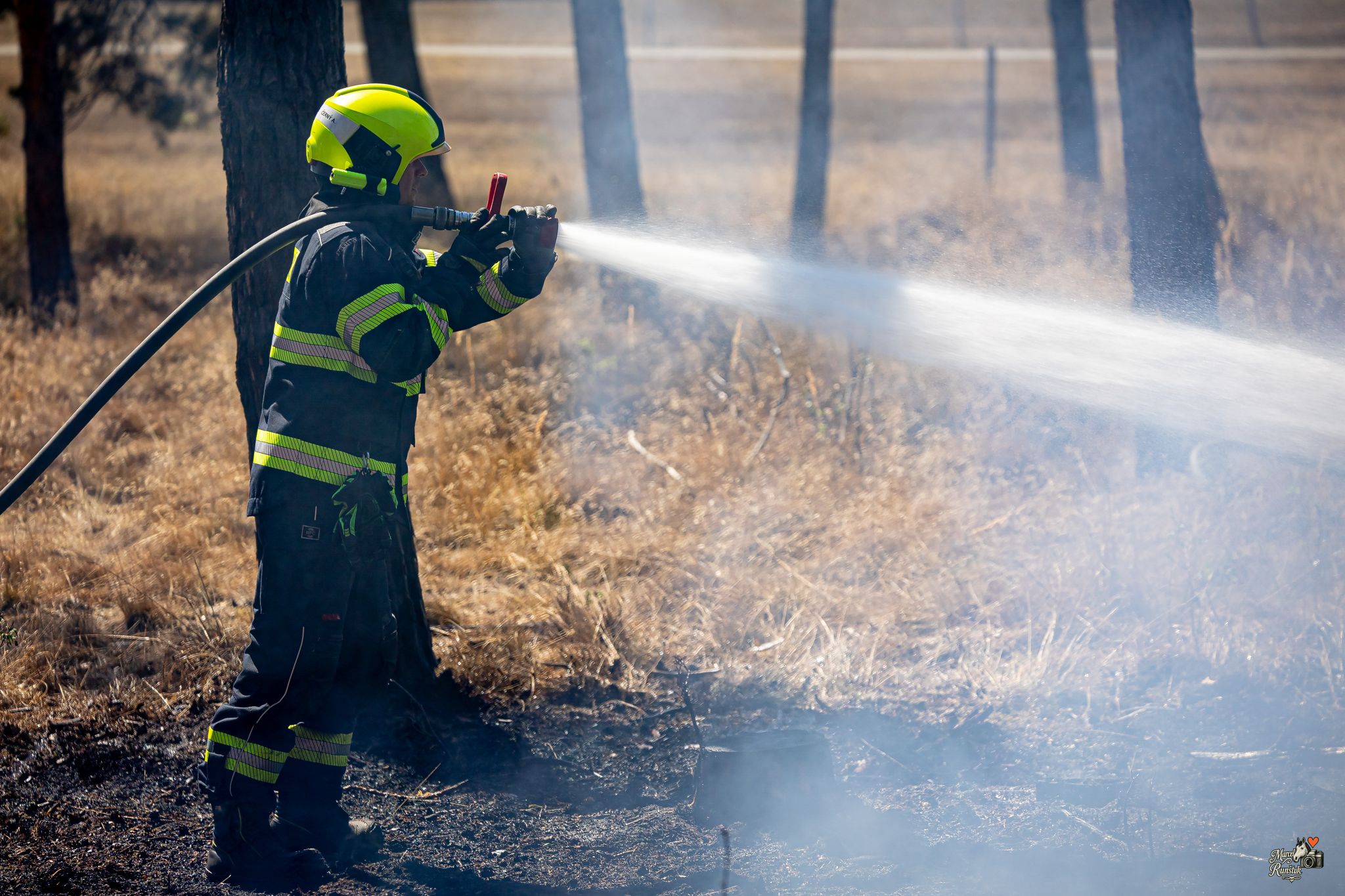 🔥 12:52. HOŘÍ LES. Závodní den se během okamžiku změnil v boj s ohněm