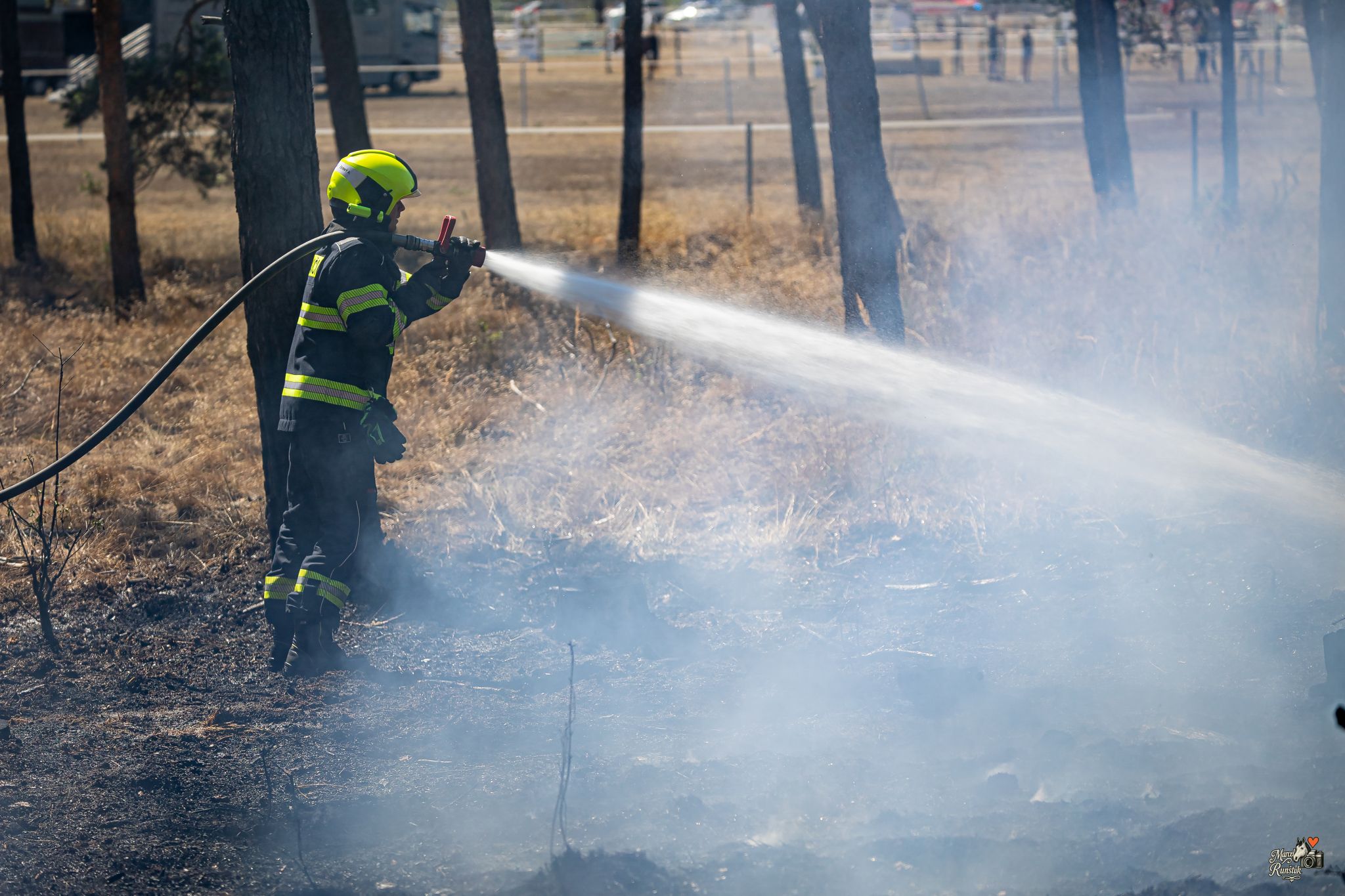 🔥 12:52. HOŘÍ LES. Závodní den se během okamžiku změnil v boj s ohněm