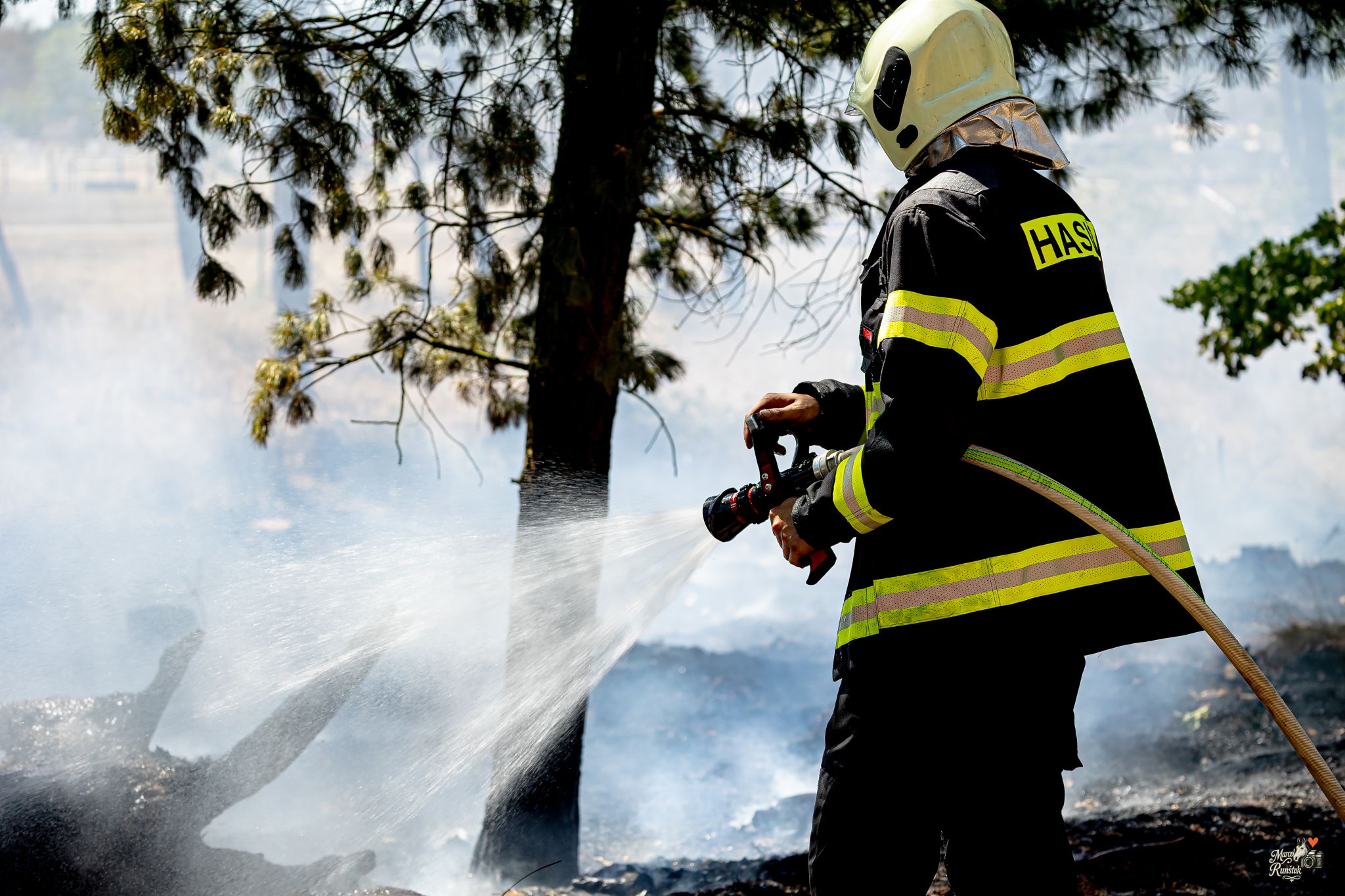 🔥 12:52. HOŘÍ LES. Závodní den se během okamžiku změnil v boj s ohněm