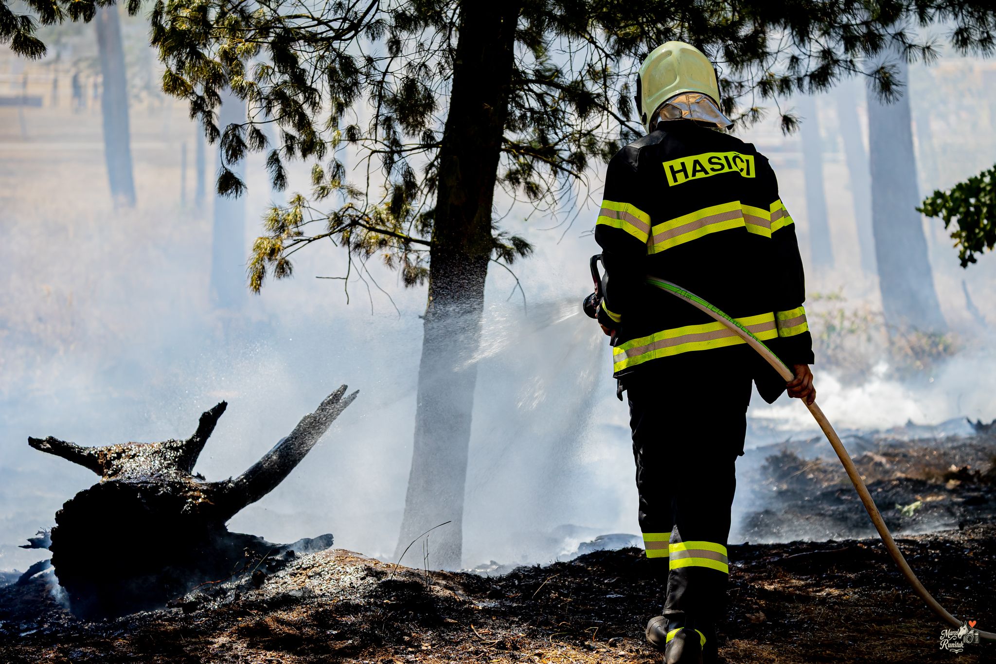 🔥 12:52. HOŘÍ LES. Závodní den se během okamžiku změnil v boj s ohněm