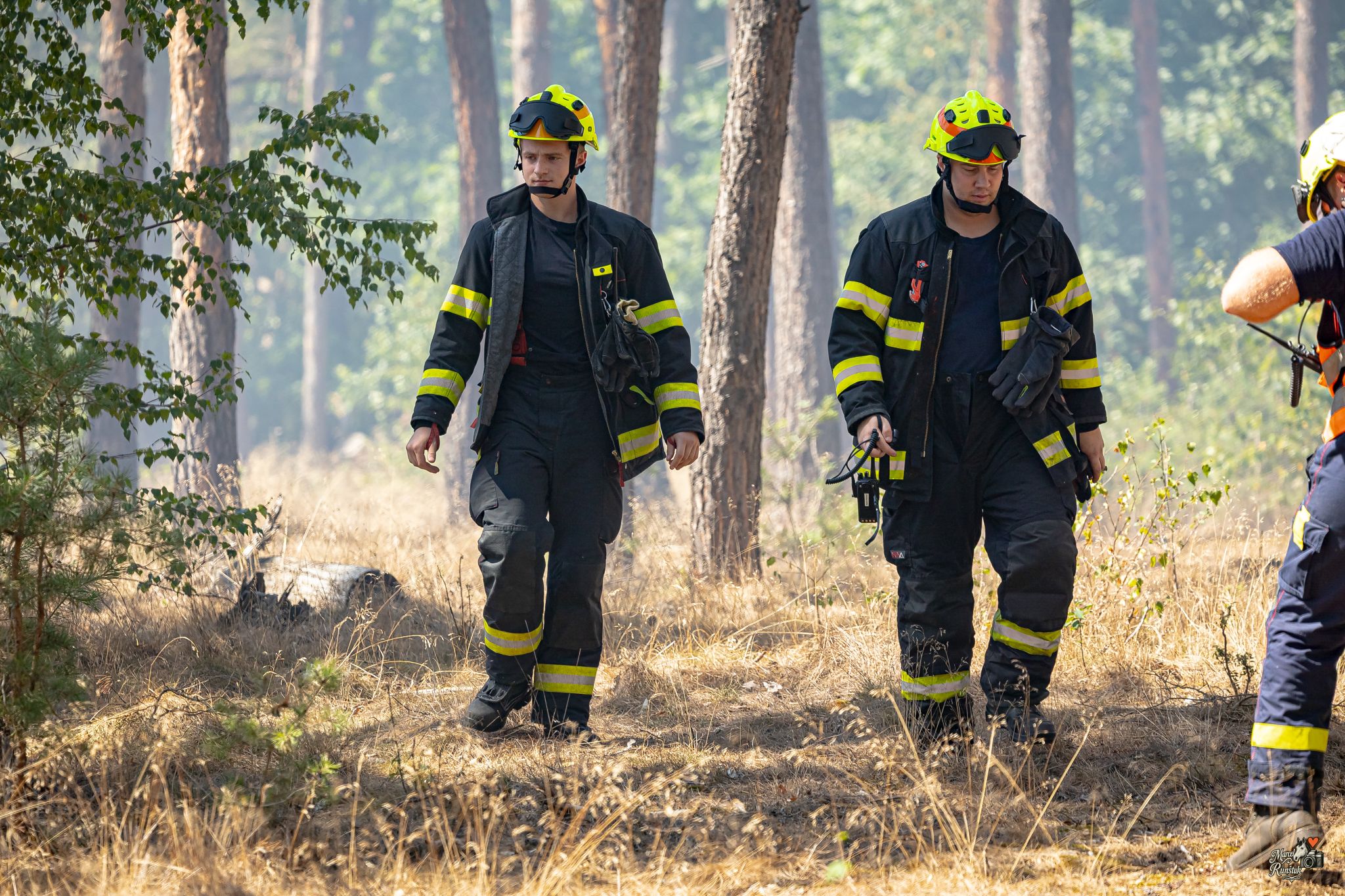 🔥 12:52. HOŘÍ LES. Závodní den se během okamžiku změnil v boj s ohněm