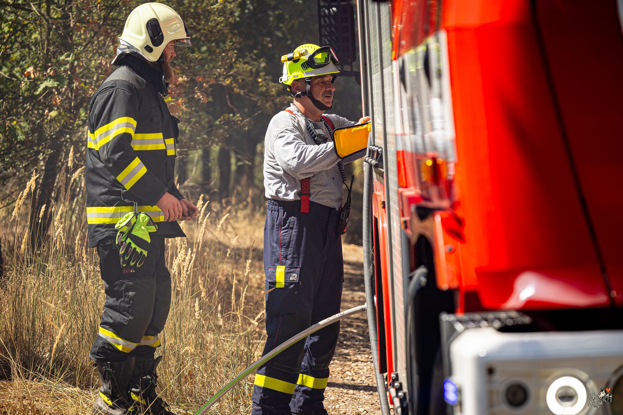 🔥 12:52. HOŘÍ LES. Závodní den se během okamžiku změnil v boj s ohněm