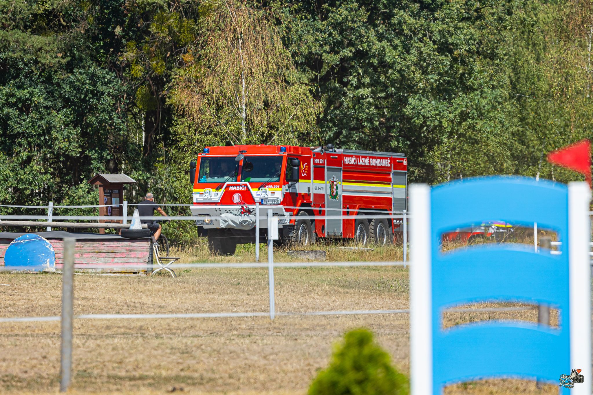 🔥 12:52. HOŘÍ LES. Závodní den se během okamžiku změnil v boj s ohněm
