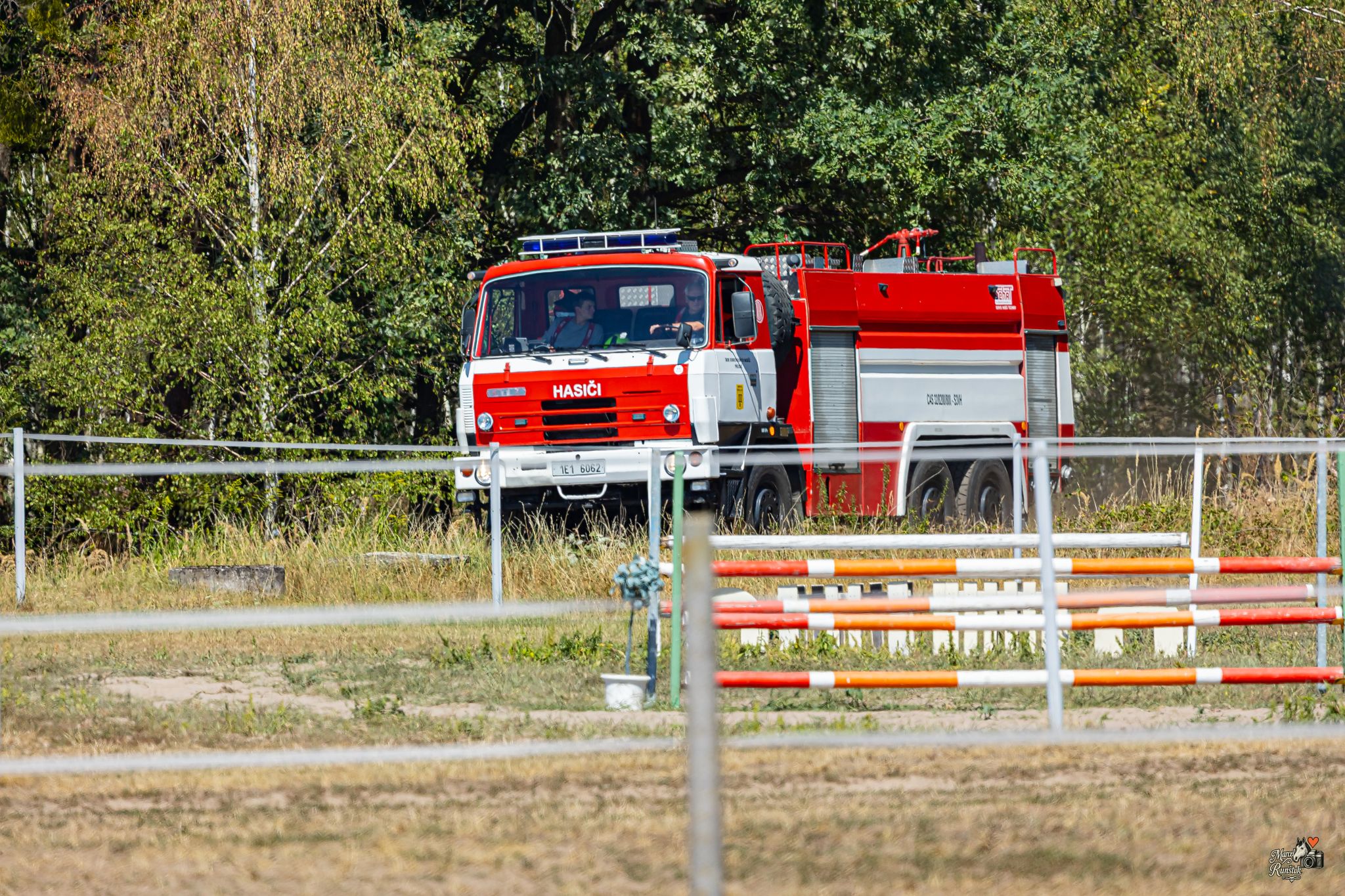 🔥 12:52. HOŘÍ LES. Závodní den se během okamžiku změnil v boj s ohněm